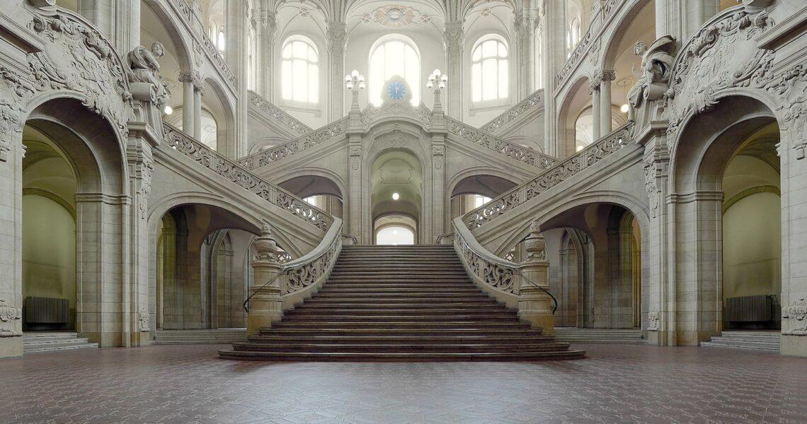 Eine reich verzierte Treppe in einem großen Gebäude.