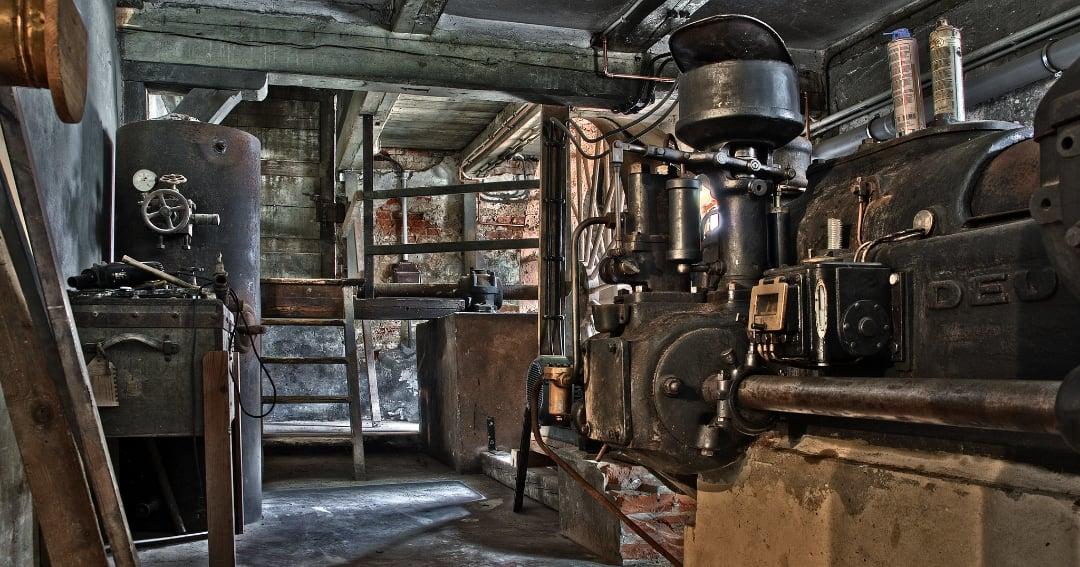 Eine alte Maschine in einem alten Gebäude.