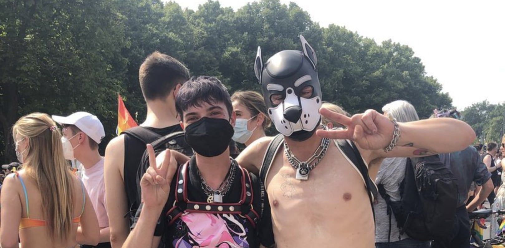 Zwei Menschen mit Masken posieren für ein Foto.